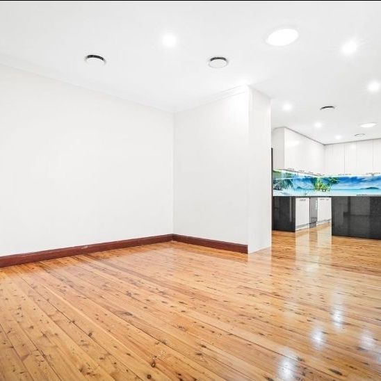 Well designed large family home - Photo 1