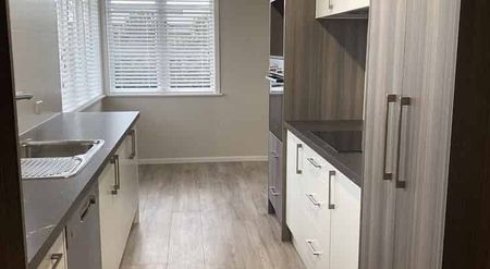 Renovated, easy care home - Photo 3