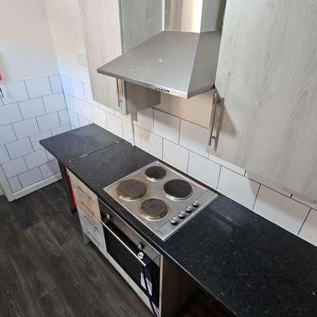 Linden Grove, Beeston, Leeds, LS11 - Photo 1