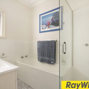 Charming 2-Bedroom Flat in Toongabbie!! - Photo 2