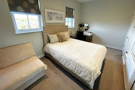 Claremont Road, West Byfleet, Surrey, KT14 - Photo 5