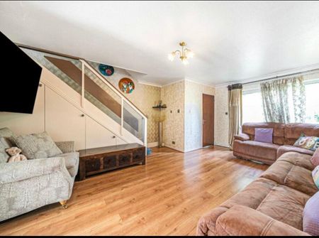 3 Bed Terraced House, Turnpike Link, CR0 - Photo 2