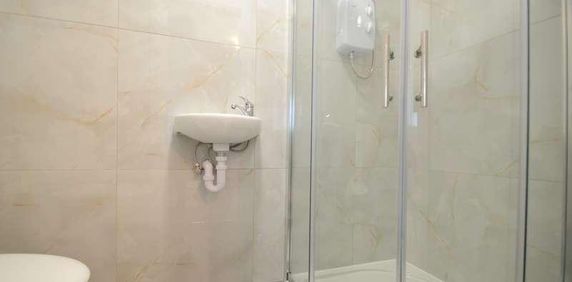 Charles Road, Staines-upon-thames, TW18 - Photo 2