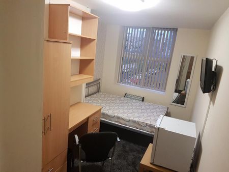 1 bedroom in a flat share to rent - Photo 2