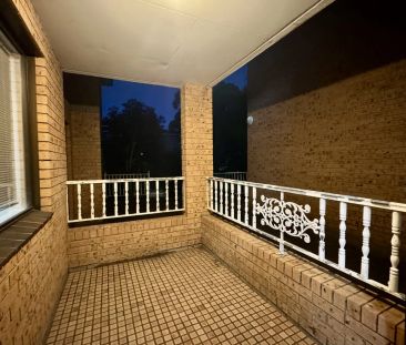 Spacious two-bedroom unit in great location! - Photo 6