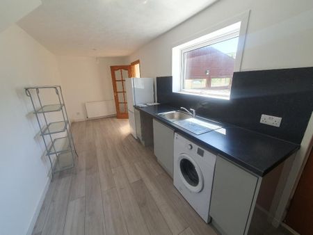 2 bedroom semi-detached house to rent - Photo 4