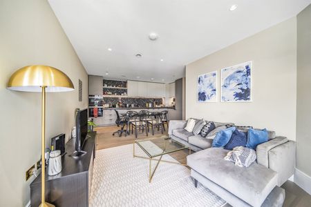 Available from Now - 3 Bed Apartment, Furnished - Photo 4