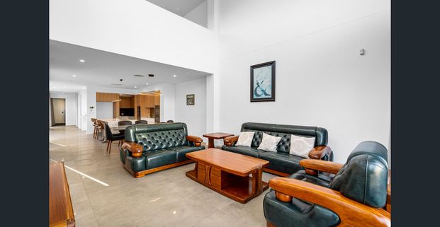 Luxury Waterfront Residence | Central Surfers Paradise Location - Photo 1