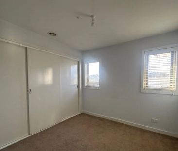 Stunning Three Bedroom Townhouse - Photo 4