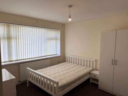 Chairborough Road, High Wycombe, HP12 - Photo 4