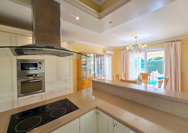 FOR RENT: SPACIOUS AND ELEGANT VILLA IN MORAIRA with 4 bedrooms for LONG TERM