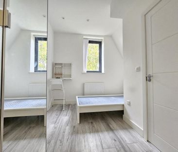 Flat to rent - Bellingham Road, London, SE6 - Photo 1