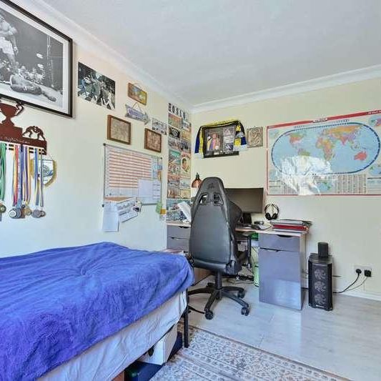 Flat, Dabbs Hill Lane, Northolt, UB5 - Photo 1