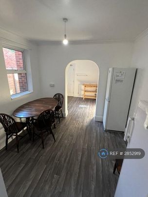 6 bedroom end of terrace house to rent - Photo 1