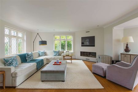 Beautiful arts and crafts house with commanding views over the Chilterns with gardens, tennis court and heated outdoor swimming pool - Photo 3