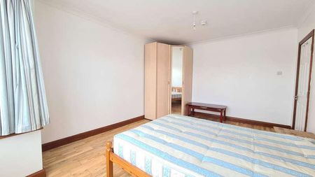 Taunton Avenue, Hounslow, TW3 - Photo 3