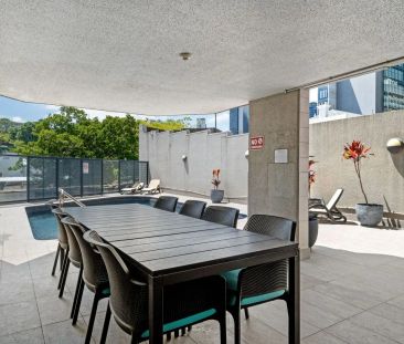 “FULLY FURNISHED - LARGE FLOOR PLAN - PERFECT LOCATION” - Photo 4