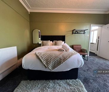 1 bedroom in a flat share to rent - Photo 3