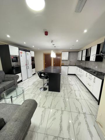 Hubert Croft Room 6 - Photo 2