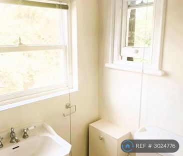 3 bedroom flat to rent - Photo 4