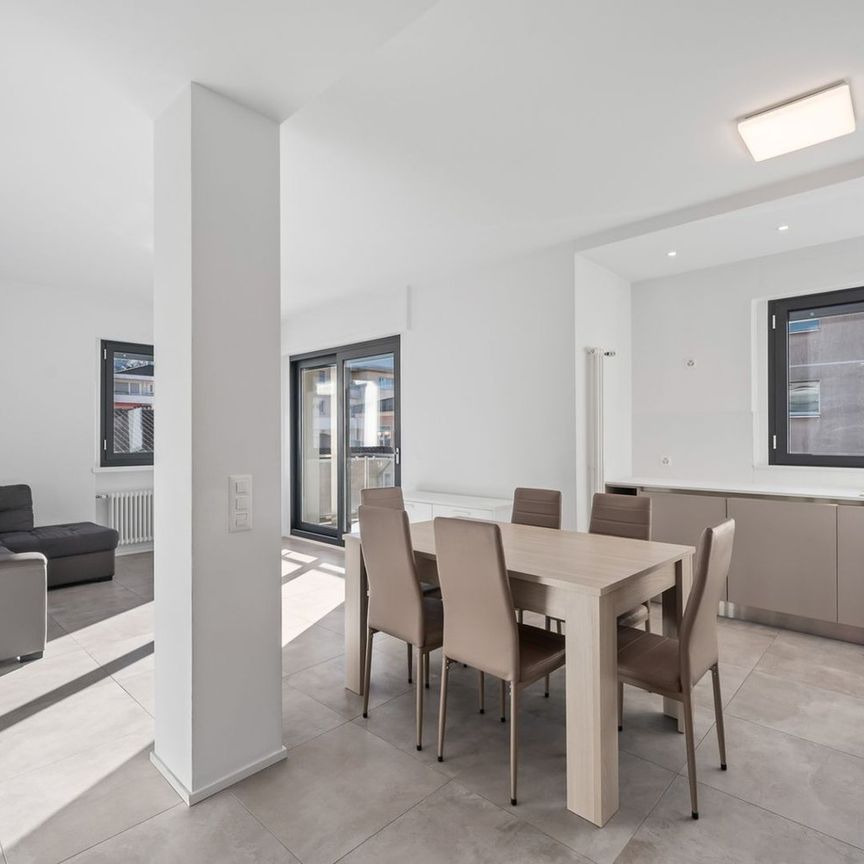 VOLLSTÄNDIG MÖBLIERTE 4,5-ZIMMER-DACHWOHNUNG - Photo 1