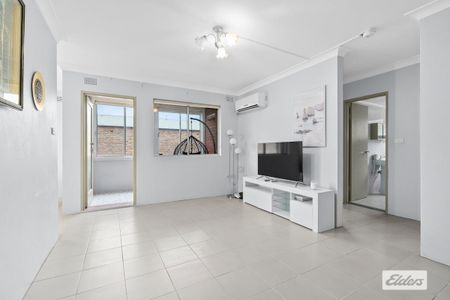 Charming Two-Bedroom Apartment in Roselands - Photo 5