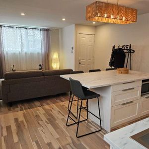 DISPONIBLE - Magnifique 3 1/2 rénové + cour + meubles @ louer - Photo 2