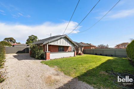Three Bedroom Bungalow with Modern Upgrades and Double Garage - Photo 4