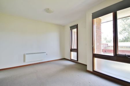 SINGLE BEDROOM, CLOSE TO TOWN - Photo 4