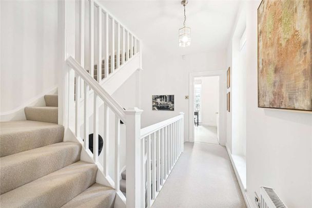 Exceptional five bedroom house which is immaculately presented having been fully refurbished and beautifully furnished. - Photo 1