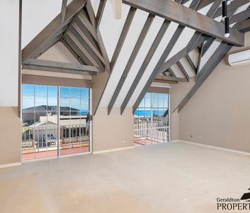 Unique Two Storey Family Home - Break Lease - Photo 4