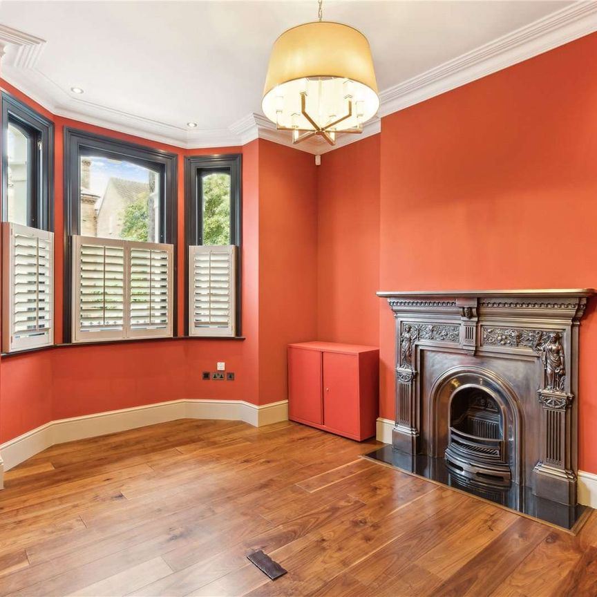 A stunning five bedroom family house on one of the most desirable residential roads in Balham. - Photo 1