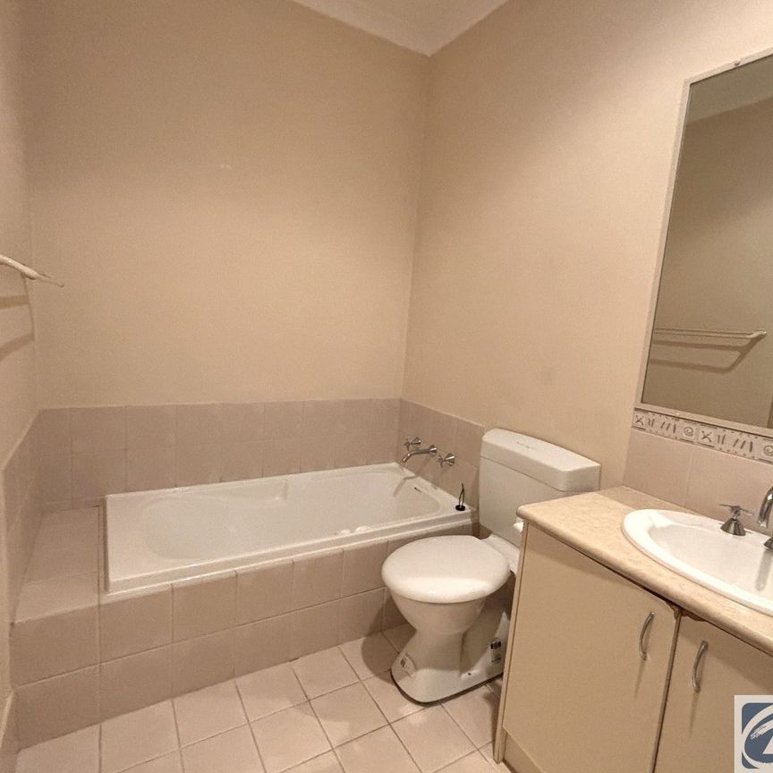 GORGEOUS EASY TO MAINTAIN VILLA CLOSE TO PERTH CBD HOME OPEN SATURDAY 18 APRIL AT 11.15AM SHARP! - Photo 1