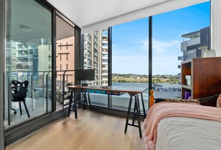 Riverside Retreat: Chic 2-Bedroom with Spectacular Views in Hamilton - Photo 3
