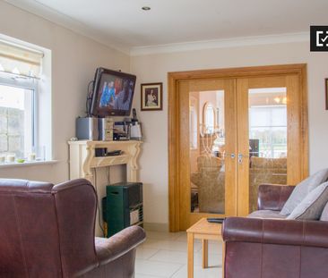 Spacious room in 5-bedroom apartment in Donabate, Dublin - Photo 6