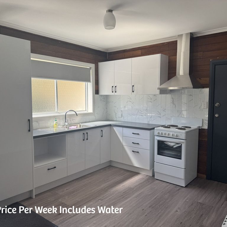 Convenient and low maintenance - Rent price includes water - Photo 2