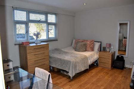 5 bedroom flat to rent - Photo 4
