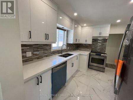 54 Foxrun Avenue – Toronto W05, Ontario - Photo 3