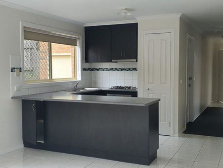 Modern & Low-Maintenance Living in the Heart of Pakenham - Photo 5