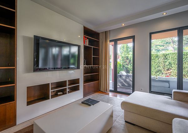 Apartamento T4 Mobilado e equipado em Condomínio Living Funchal, com piscina e ginásio.