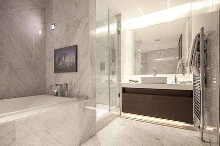 An opportunity to acquire a four bedroom lateral apartment (247 sq m/2,666 sq ft) set within this landmark purpose built block with parking and 24 hour concierge.viewing - Photo 5