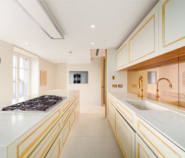 A modern, impeccably designed penthouse apartment in Kensington - Photo 1