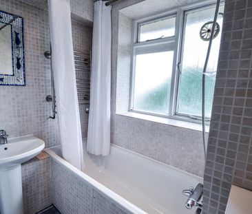 2 bedroom flat - Photo 2