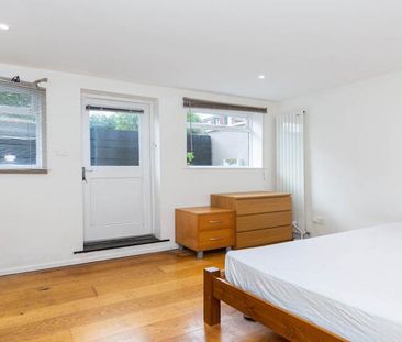 Lovely 1 Bed in the heart of Muswell Hill with an exclusive patio! - Photo 3