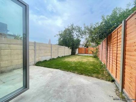 3 bedroom property to rent in London - Photo 2