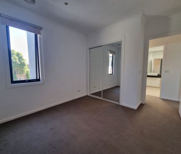 3 Bedroom Townhouse Walk to Westall Station - Photo 2