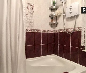 Room for rent in a 3-bedroom house in Oldbawn, Dublin - Photo 4