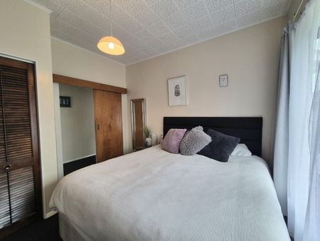 Charming 2-Bedroom Home in the Heart of Island Bay - Photo 5
