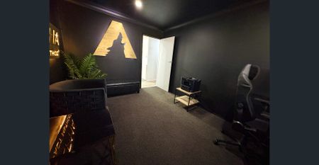 Move In Before Christmas! – Beautifully Renovated 4-Bedroom Home (27 Week Lease Only) - Photo 3