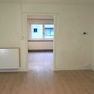 Ruim appartement met 3 slaapkamers nabij het centrum - Photo 1